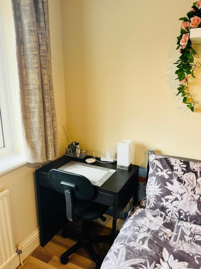 Reading West Homestay Bagian luar foto