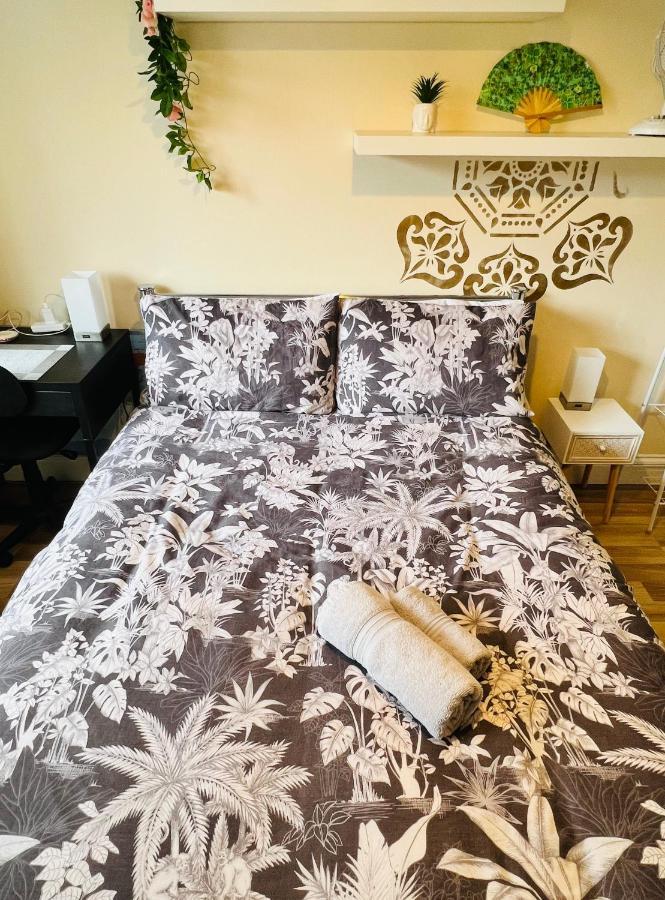 Reading West Homestay Bagian luar foto
